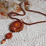 Pendentif Lady in Orange est brod&eacute; avec un cabochon en Cristal et en verre, perle goutte z&eacute;br&eacute;e, rose, perles magiques, cuir vachette, calotte, cha&icirc;nette et fermoir Dor&eacute; pour un style contemporain